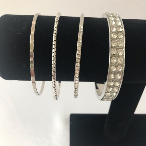 Set of 8 fashion bangle bracelets in silver tone - Picture 2 of 3